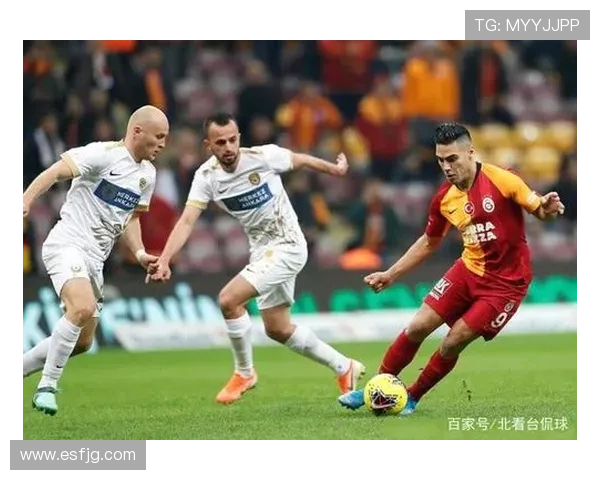 马竞球迷看台悠闲做三明治